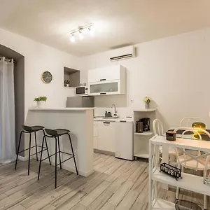 https://apartments-and-rooms-villa-lina.splithotels.org